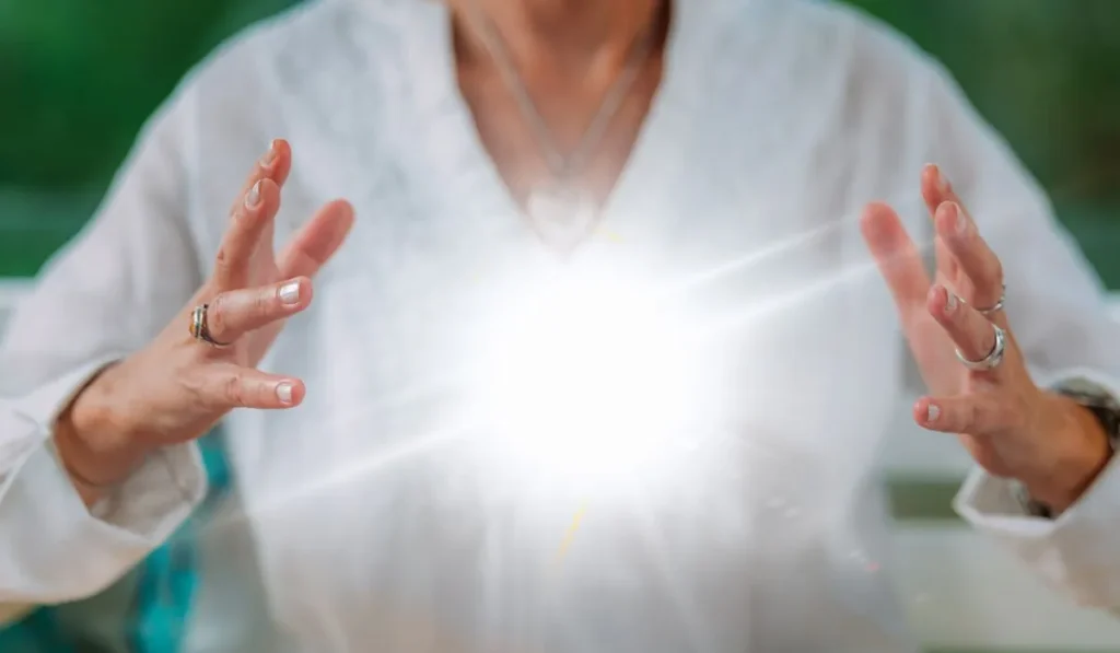 Uzdrawiający przekaz energetyczny emitowany przez Mistrza Reiki