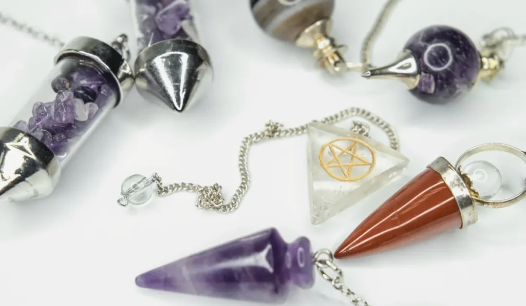 Magiczne amulety i talizmany z kamieniami szlachetnymi