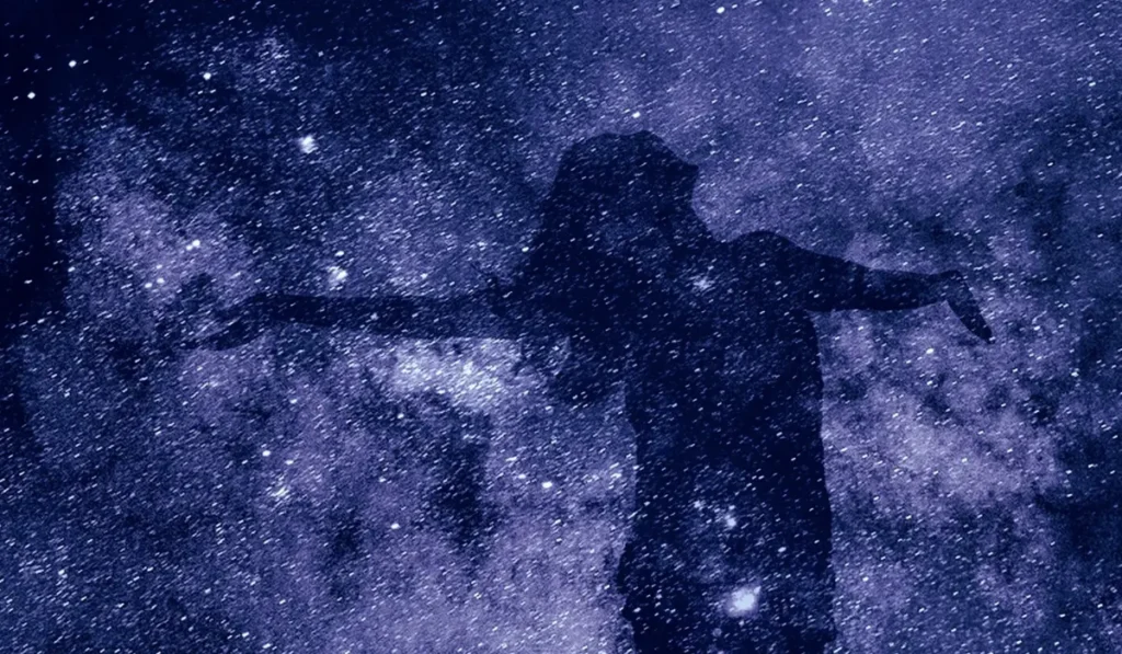 duchowe ciało astralne kobiety na purpurowym tle