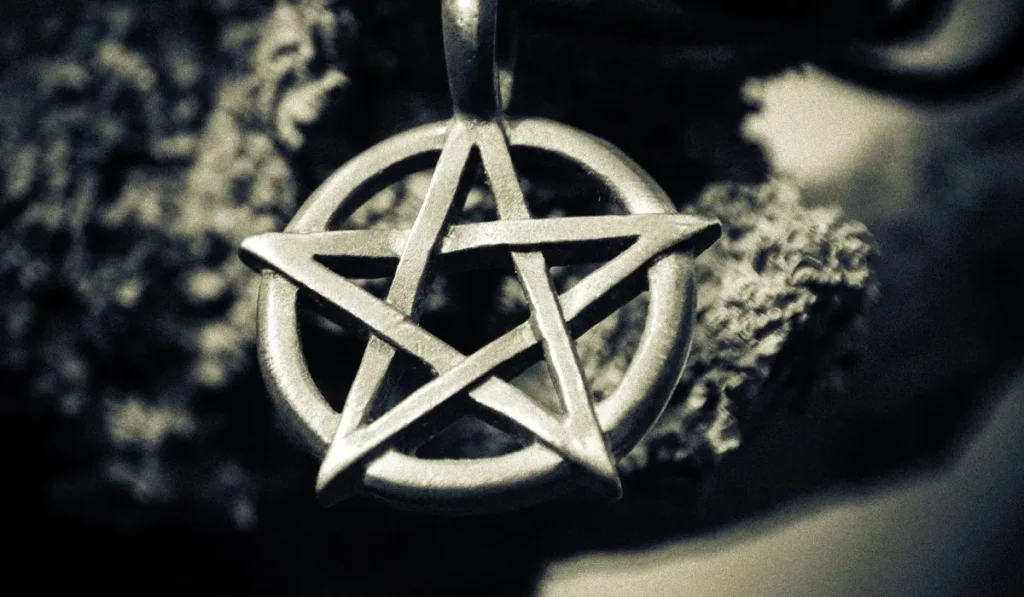 Pentagram w okręgu wykorzystywany w zaklęciu ochronnym