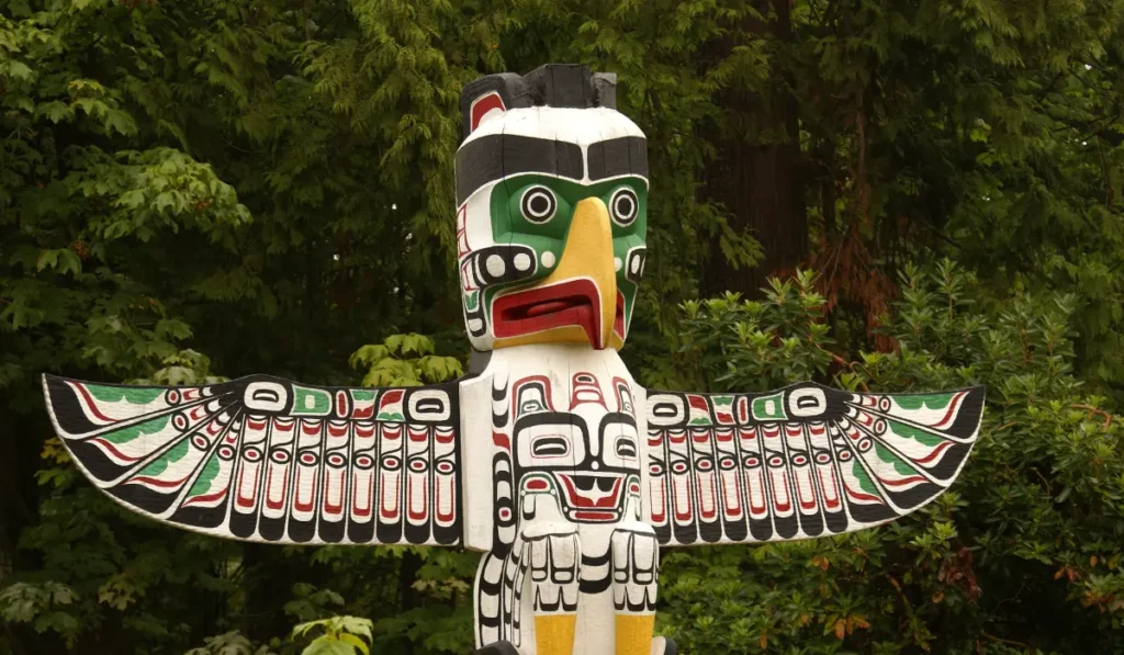 Szamański totem ptak